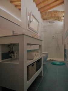 ein Bad mit einem Waschbecken und einem WC in der Unterkunft Casa Tecla alle Mura della Città in Siena