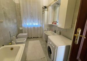 y baño con lavadora y secadora. en BnB Castello di Rivoli - Homezon, en Rivoli