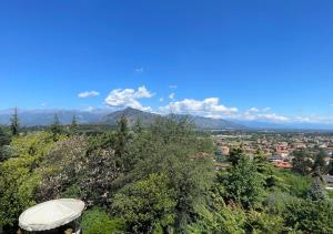Una vista de una ciudad con montañas al fondo. en BnB Castello di Rivoli - Homezon, en Rivoli