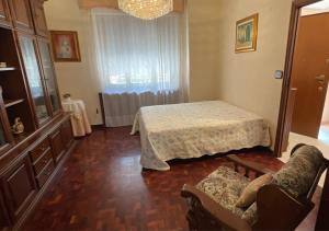 Un dormitorio con una cama y un sofá y una ventana. en BnB Castello di Rivoli - Homezon, en Rivoli