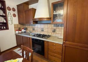 Una cocina con gabinetes de madera y un horno de estufa. en BnB Castello di Rivoli - Homezon, en Rivoli 18 fotos más