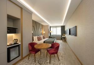 Uma TV ou centro de entretenimento em Ramada Encore by Wyndham Istanbul Sisli