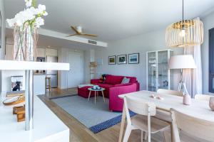 a living room with a pink couch and a table at A&N Sea View Apartment with Pool & Parking Torre del Mar in Torre del Mar