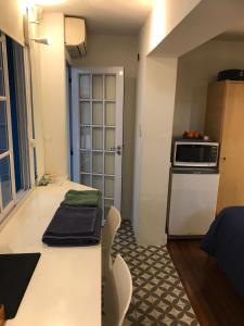 cocina con encimera y microondas en Monoambiente con baño privado y cocineta dentro de casa en Buenos Aires