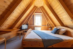 a bedroom with a bed in a wooden cabin at HA 17 - Strandvogt 3 Komfort in Schottwarden