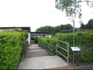 una escalera que conduce a un edificio con arbustos en Lodge 2 Bad Harzburg, en Bad Harzburg