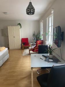 - un salon avec un canapé et une table dans l'établissement City Apartment Dresden, à Dresde