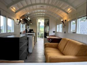 een woonkamer en keuken in een tiny house bij Natuurhuisje Markelo, zeer compleet, met veel luxe in Markelo