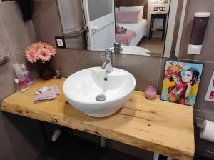 W łazience znajduje się biała umywalka i lustro. w obiekcie Apartamento Loft Puerto de Gades w Kadyksie