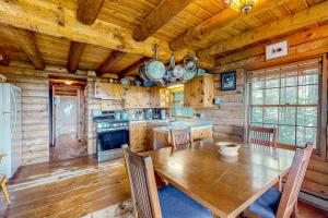 duża drewniana kuchnia z drewnianym stołem w kabinie w obiekcie Cabin in the Vermont Woods w mieście Hyde Park