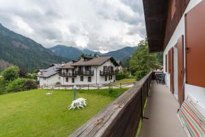 a balcony of a house with a view of a yard at Villa Elisena in Falcade