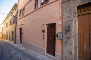 a building with a door on the side of a street at Appartamenti le Scalette G e D in Osimo
