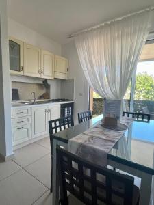 A kitchen or kitchenette at - AnnaMaria - intero appartamento vistamare -