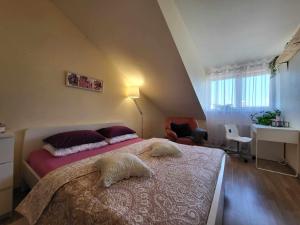 een slaapkamer met een groot bed en een bureau bij Riga Centre Sun Apartments in Rīga
