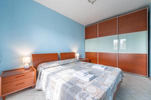 1 dormitorio con 1 cama, vestidor y armarios en Casa Murru, en SantʼAntìoco