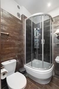 een badkamer met een toilet en een douche bij Siewierska 17 by Homeprime in Warschau