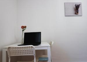 - un bureau blanc avec un ordinateur portable dans l'établissement MyStay - Lira's Guest House, à Porto