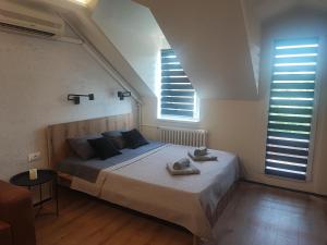 ein Schlafzimmer mit einem Bett mit zwei Handtüchern darauf in der Unterkunft Blackwood Hill in Belgrad
