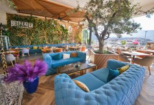 um restaurante com sofás e mesas azuis em Luxury Hotel Riva - Budva em Budva