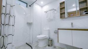 Ένα μπάνιο στο Oasis de luxe--Serviced studio apartment