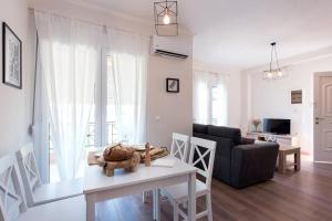 Svetainės erdvė apgyvendinimo įstaigoje Beautiful Corfu Villa Kaylee Apartment 1 Bedroom Contemporary Interior and Close to Serene Location Kanoni