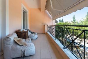 En balkong eller terrasse på Beautiful Corfu Villa Kaylee Apartment 1 Bedroom Contemporary Interior and Close to Serene Location Kanoni