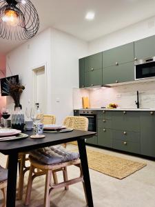 cocina con mesa y sillas en una habitación en Guest House Zaninović, en Hvar