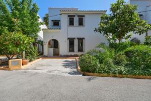 a white house with trees and a driveway at Casa Kirsten in Moraira