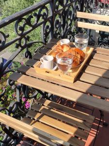 - une table en bois avec un plateau de viennoiseries dans l'établissement Le QG, à Cannes