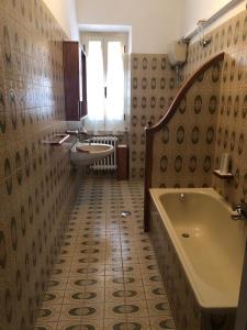 y baño con bañera y lavamanos. en Casa Fantasy Alloggio Turistico, en Tuscania
