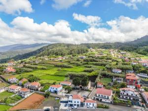 einen Luftblick auf ein kleines Dorf in den Bergen in der Unterkunft Salsa Country House II by Madeira Sun Travel in Porto Moniz