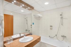 Danubius Hotel Raba的一间浴室