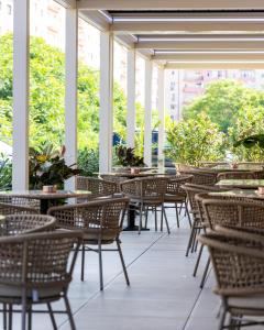 puste patio ze stołami i krzesłami w budynku w obiekcie HOTEL NOVA LUXURY w mieście Târgovişte