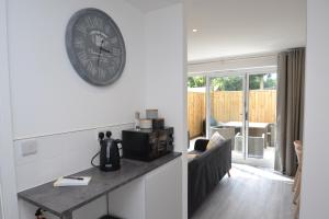 ein Wohnzimmer mit einer Uhr an der Wand in der Unterkunft Town House in Cowes in Cowes