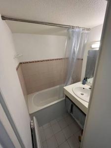 a bathroom with a shower and a sink and a tub at Charmant pavillon pour 5-6 pers. in Cap d'Agde