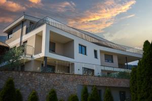 un edificio blanco en la parte superior de una pared de piedra en Auszait Apartments 2, en Caldaro