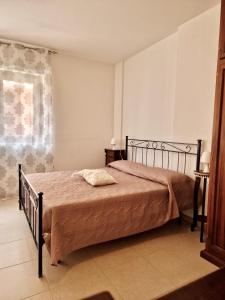 Een bed of bedden in een kamer bij La Chiostrina by TraMonti Apartments