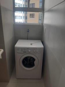 a laundry room with a washing machine and a window at Céntrico y Cómodo departamento VIP in La Paz