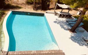 エリアにあるOlivia Estate Villa with Private Swimming Poolのスイミングプールの景色