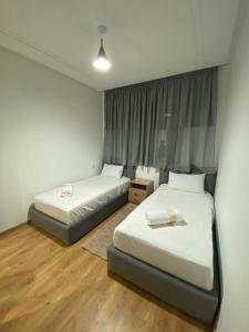 Un pat sau paturi într-o cameră la Charmant Appartement au Cœur de la Ville