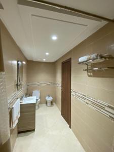 a bathroom with a toilet and a sink at Charmant Appartement au Cœur de la Ville in Marrakesh