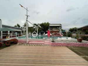 uma piscina num resort com escorrega aquático em Pilot Hotel powered by Cocotel em Alaminos