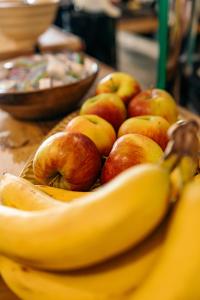 un tazón de manzanas y plátanos sobre una mesa en The Flying Pig Beach Hostel, ages 18 - 40, en Noordwijk aan Zee