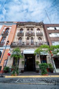 un edificio en una calle con árboles delante en Hotel Santiago De Compostela - Guadalajara Centro Historico en Guadalajara