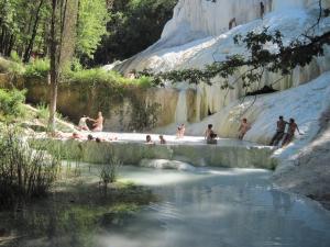 un grupo de personas sentadas en un charco de agua en Osteria dei Locandieri, en Abbadia San Salvatore