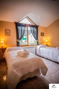 sypialnia z 2 łóżkami i oknem w obiekcie Hostería Bella Ushuaia w mieście Ushuaia