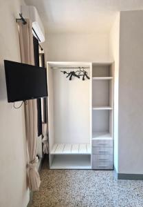 A television and/or entertainment centre at Il Gaza