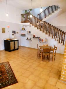 un soggiorno con un tavolo e una scala di Albergo Grumentum a Grumento Nova