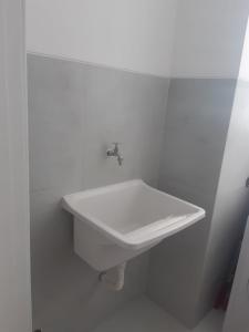 un lavabo blanco en un baño blanco en Céntrico y Cómodo departamento VIP, en La Paz