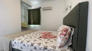 a bedroom with a bed with a head board at Öz Akdeniz Apart in Kumluca